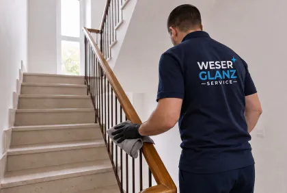 Gepflegtes, helles Treppenhaus mit Geländer